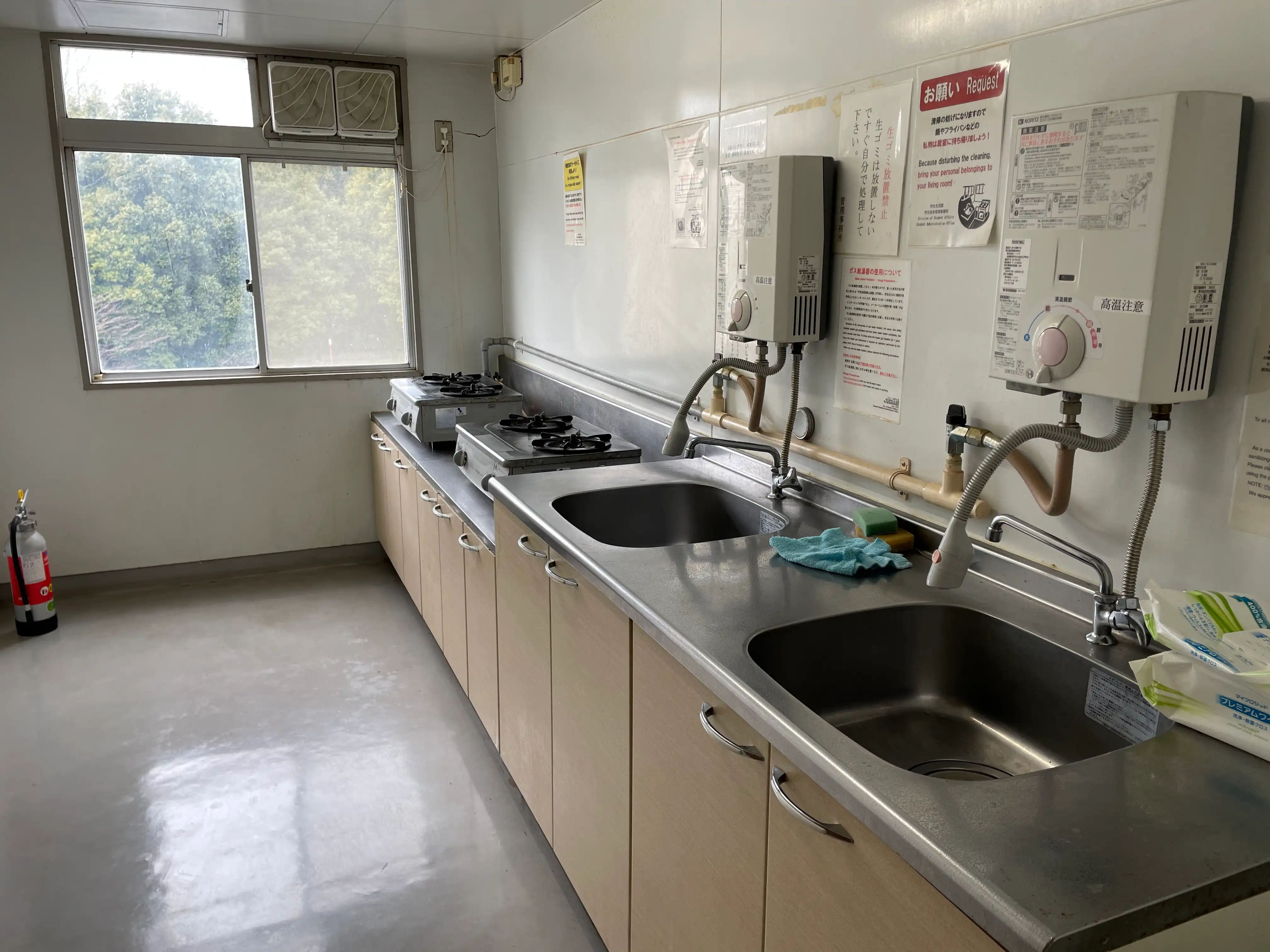 学生宿舎内に存在する補食室の写真。2口コンロとシンク・給湯器が2つずつ存在している